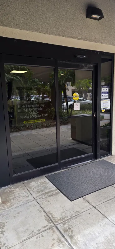 Building entrance used to reach the Modena Health Coronado office.