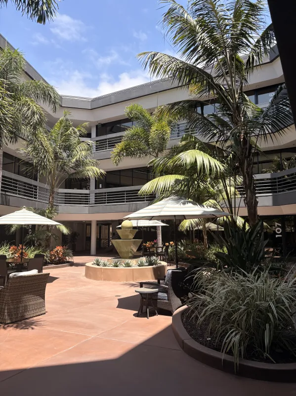Courtyard outside the building that houses Modena Health Solana Beach.