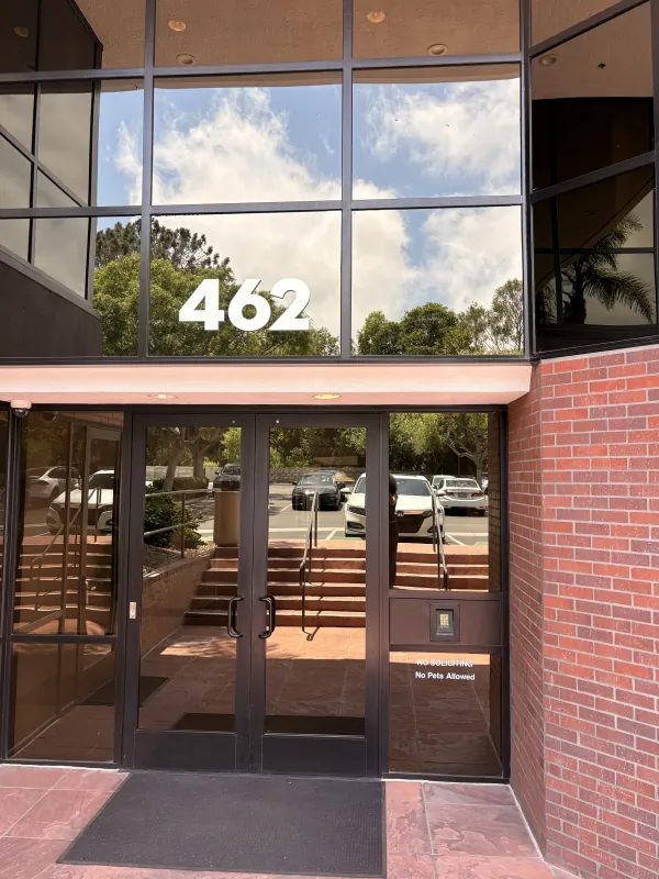 Building entrance at 462 Stevens Avenue for Modena Health Solana Beach.