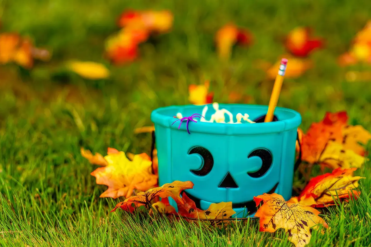 Teal pumpkin promoting allergy-friendly Halloween treats